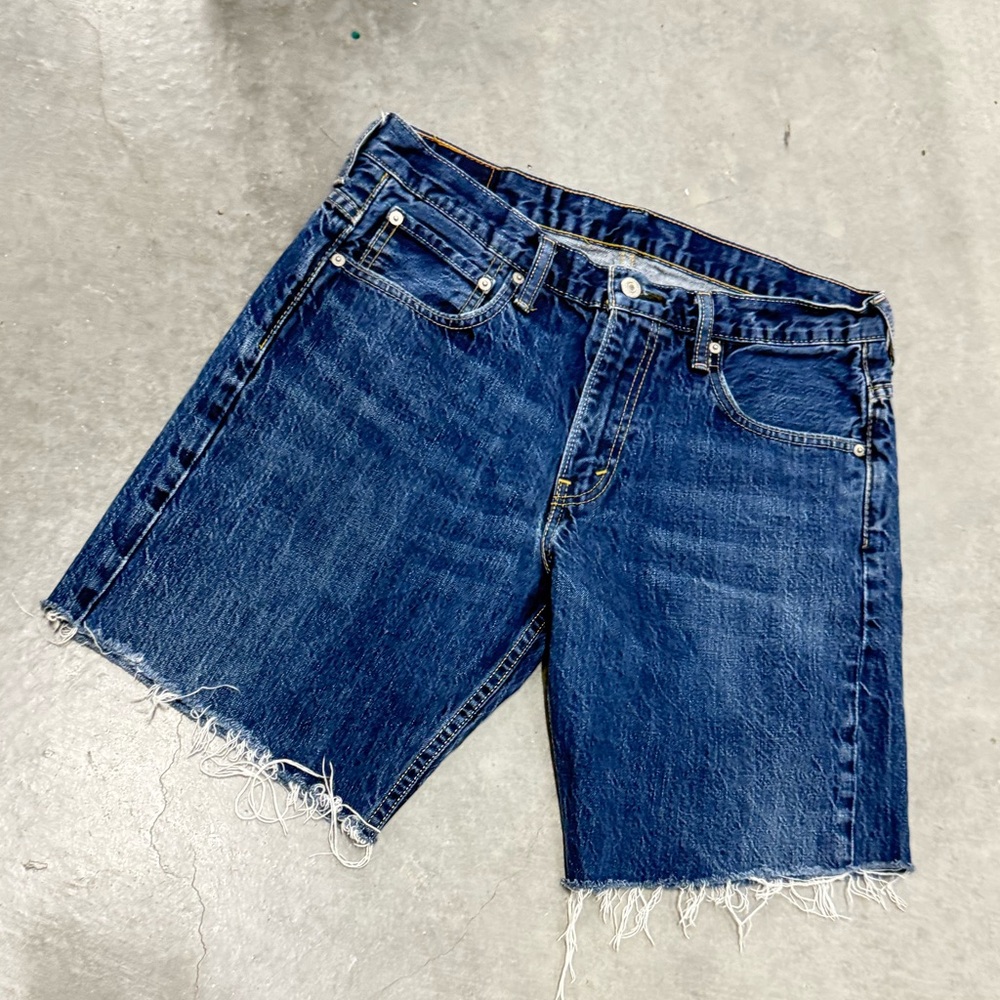 Men’s cutoff Levi’s blue jean shorts W 32
